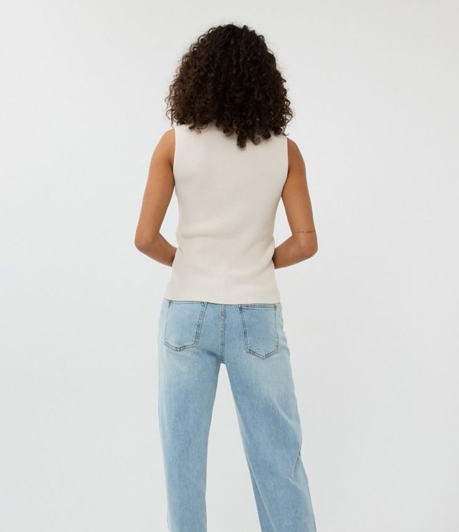 Esquelo Sleeveless Top with Buttons